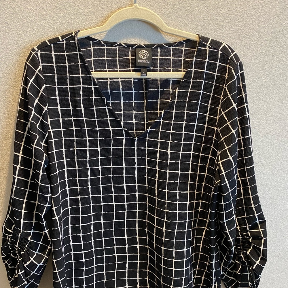 Bobeau Black and White V-Neck Blouse